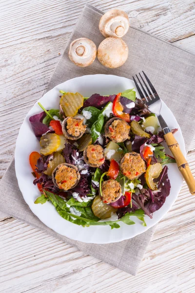 MUSHROOMS rellenos a la parrilla con ensalada colorida —  Fotos de Stock