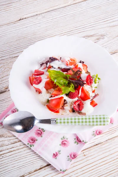 Salat med dressing og frisk hindbær - Stock-foto