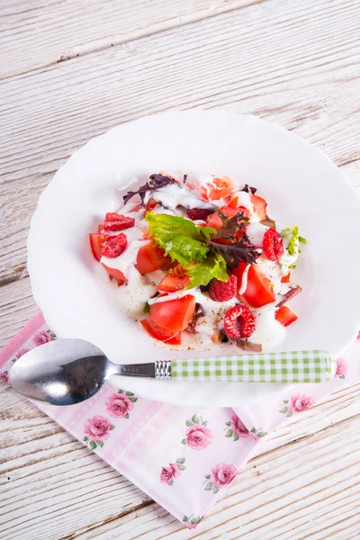 Salada com molho e framboesa fresca — Fotografia de Stock