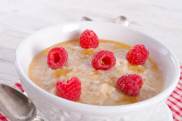 Oatmeal with fresh raspberry — Stock Photo, Image