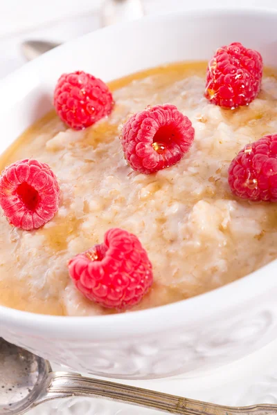 Oatmeal with fresh raspberry — Stock Photo, Image