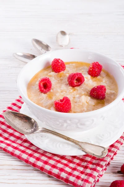 Oatmeal with fresh raspberry — Stock Photo, Image