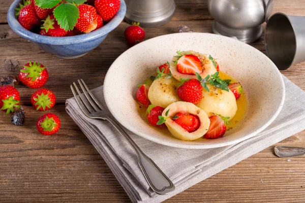 Dumplings with strawberries — Stock Photo, Image