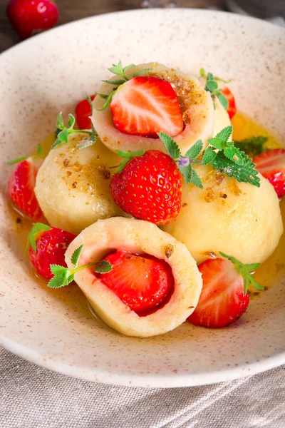Dumplings with strawberries — Stock Photo, Image