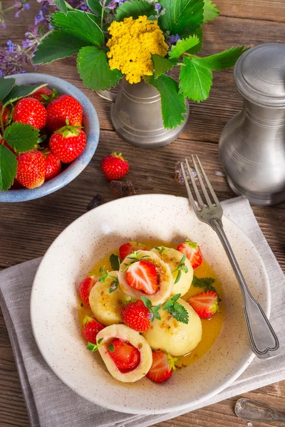 Dumplings with strawberries — Stock Photo, Image