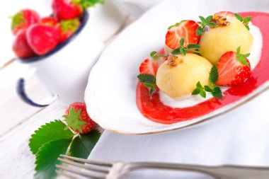 Çilekli hamur tatlısı