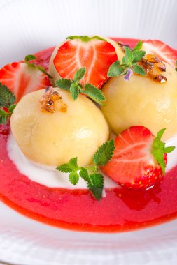 Çilekli hamur tatlısı