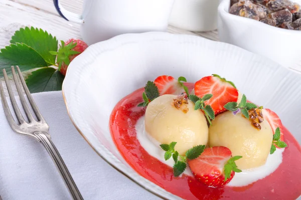 Knödel mit Erdbeeren — Stockfoto