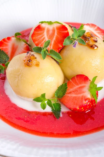 Dumplings with strawberries — Stock Photo, Image