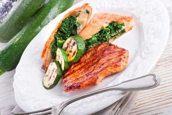 Filetes a la parrilla con bolsa de hojaldre y calabacín — Foto de Stock