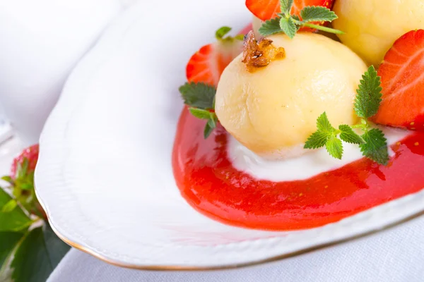 Dumplings with strawberries — Stock Photo, Image