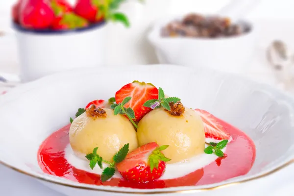 Dumplings with strawberries — Stock Photo, Image