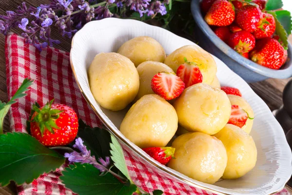 Dumplings with strawberries — Stock Photo, Image