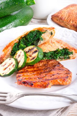 puf böreği çanta ve kabak ile ızgara biftek