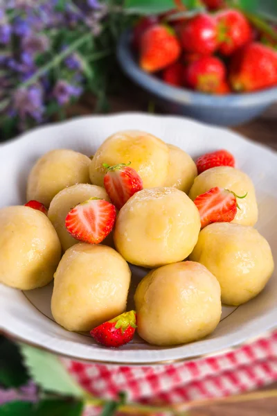 Dumplings with strawberries — Stock Photo, Image