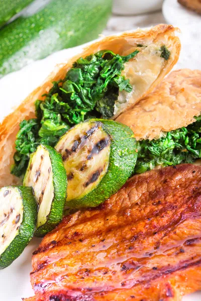 Grilled steaks with puff pastry bag and zucchini — Stock Photo, Image