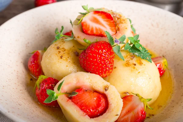 Çilekli hamur tatlısı