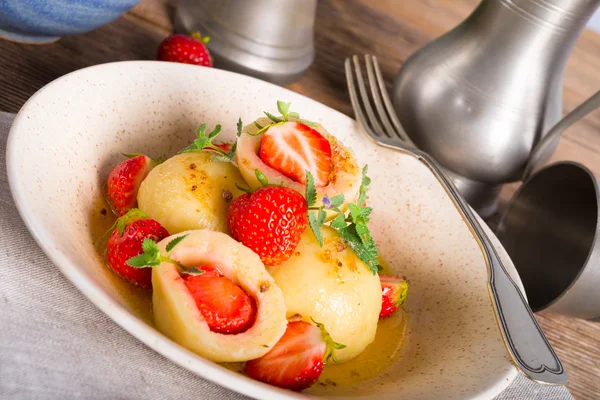 Dumplings with strawberries — Stock Photo, Image