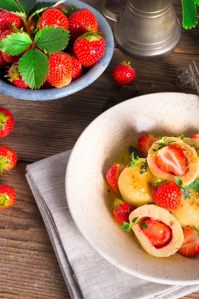 Dumplings with strawberries — Stock Photo, Image