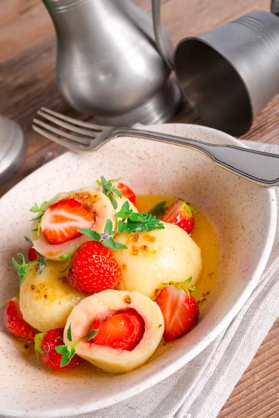 Dumplings with strawberries — Stock Photo, Image