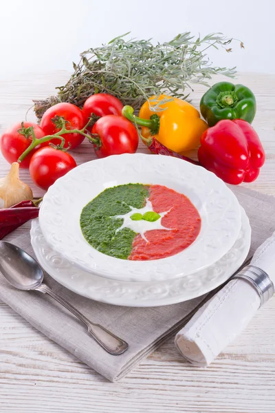 Sopa de crema de tomate y espinacas — Foto de Stock
