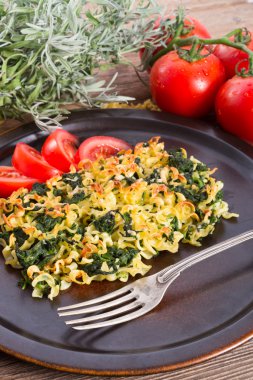 Ispanaklı makarna kalabalık tamamen kızarmış