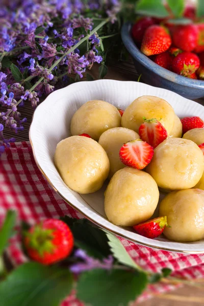 Dumplings with strawberries — Stock Photo, Image