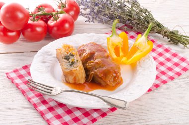 Vejetaryen lahana, ıspanak ve salsa ile rulo