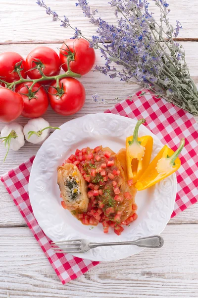 Rolos de repolho vegetariano com espinafre e salsa — Fotografia de Stock