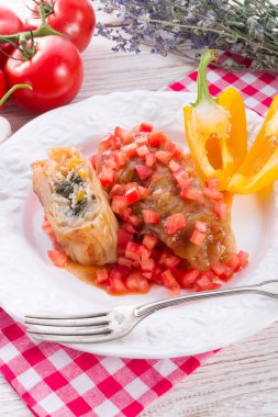 Vejetaryen lahana, ıspanak ve salsa ile rulo