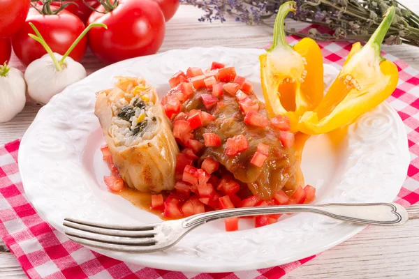 Vejetaryen lahana, ıspanak ve salsa ile rulo