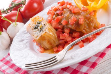 Vejetaryen lahana, ıspanak ve salsa ile rulo