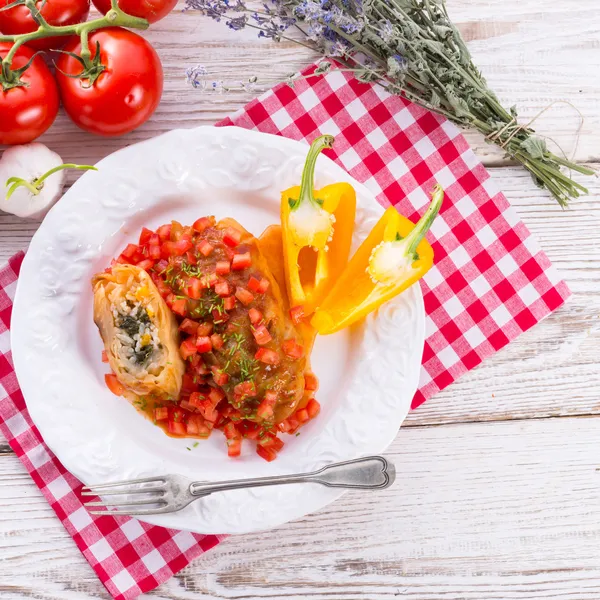 Vegetariánské kapustový rolky se špenátem a salsou — Stock fotografie