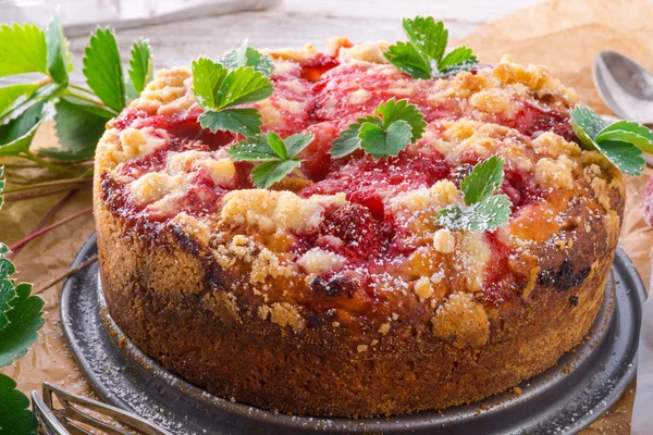Strawberry buttermilk cake with pistachios — Stock Photo, Image