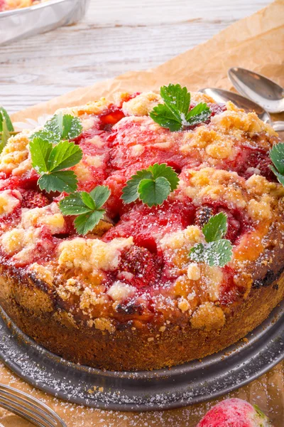 Strawberry buttermilk cake with pistachios — Stock Photo, Image