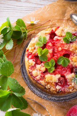 Antep fıstığı ile çilek tereyağlı kek