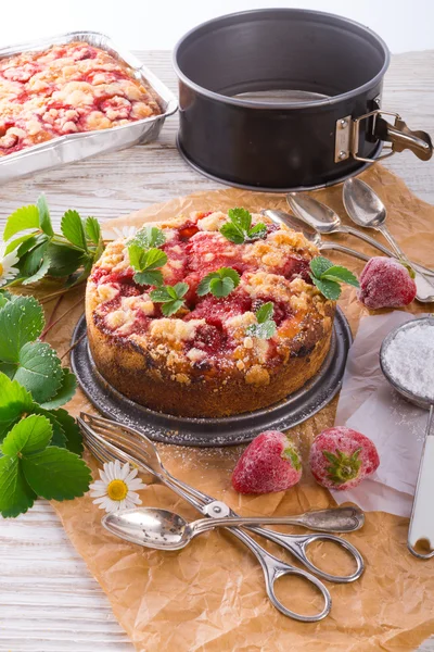 Gâteau au babeurre aux fraises et pistaches — Photo