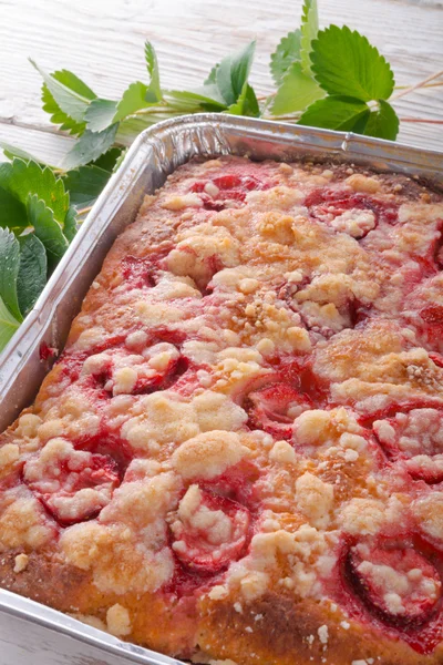 Erdbeer-Buttermilchkuchen mit Pistazien — Stockfoto