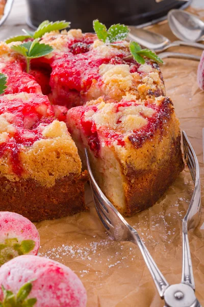 Strawberry buttermilk cake with pistachios — Stock Photo, Image