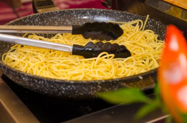 zeytinyağı ile kızarmış noodle