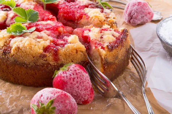 Gâteau au babeurre aux fraises et pistaches — Photo