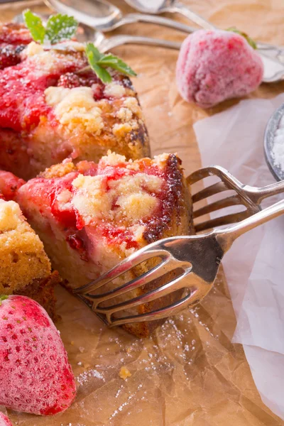 Strawberry buttermilk cake with pistachios — Stock Photo, Image