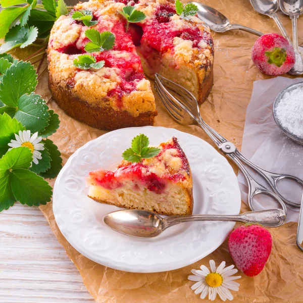 Gâteau au babeurre aux fraises et pistaches — Photo