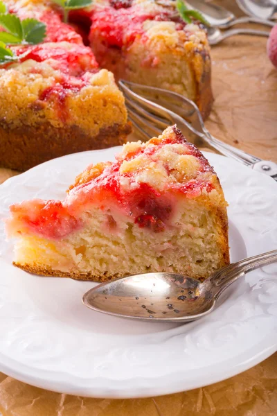 Strawberry buttermilk cake with pistachios — Stock Photo, Image