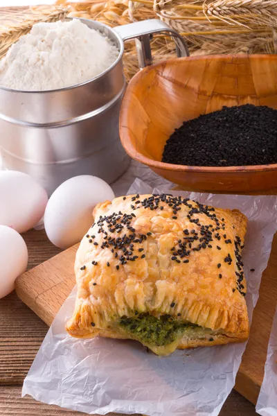 Puff pastry with spinach filling and black cumin — Stock Photo, Image