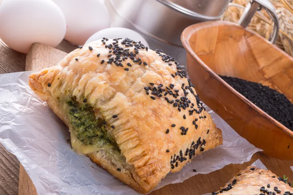 Puff pastry with spinach filling and black cumin — Stock Photo, Image