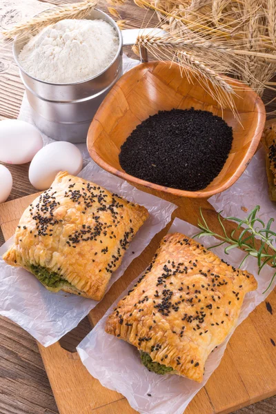 Puff pastry with spinach filling and black cumin — Stock Photo, Image