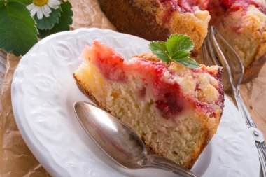 Antep fıstığı ile çilek tereyağlı kek
