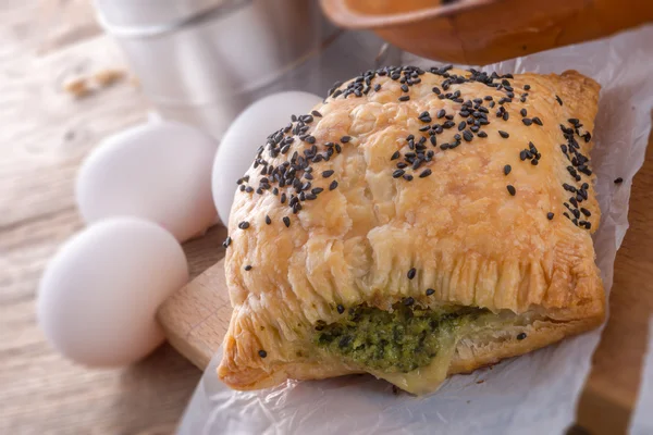 Puff pastry with spinach filling and black cumin — Stock Photo, Image