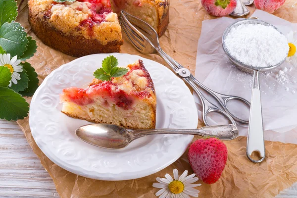 Aardbei karnemelk cake met pimpernoten (pistaches) — Stockfoto
